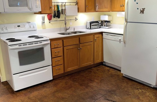 Alberta Arts District Apartment | ★ Family Friendly/Prime Location/Lots of Amenities/Safe/Pet friendly ★