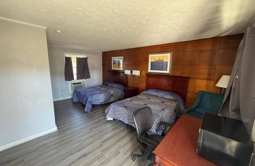 Danville Hotel | Family-Friendly Room Near Riverwalk & Danville Sites, Pets Welcome & Parking