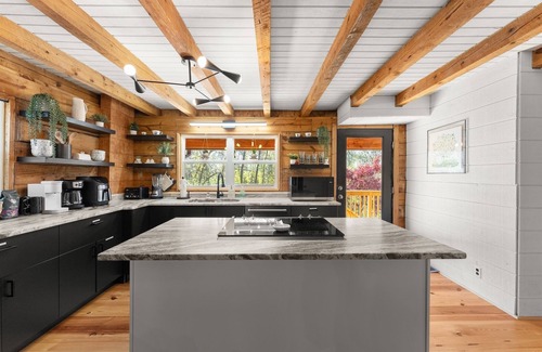 Gainesville Cabin | Family Friendly, Sleeps 11, Pets allowed!