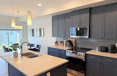 Southeast Edmonton House | Family Friendly| Spacious|King Bed| Wifi|Sleeps 12