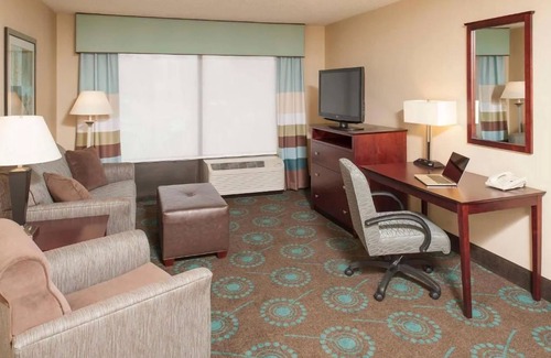 South Bend Hotel | Family-Friendly Suite w/Full Kitchen & Pool Access – Close to Notre Dame
