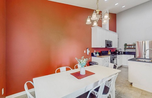 Happy Valley House | Family-Friendly Townhouse with High-Speed WiFi, and Washer/Dryer