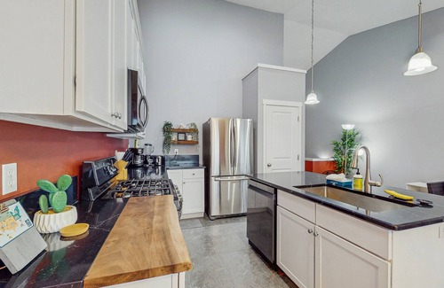 Happy Valley House | Family-Friendly Townhouse with High-Speed WiFi, and Washer/Dryer