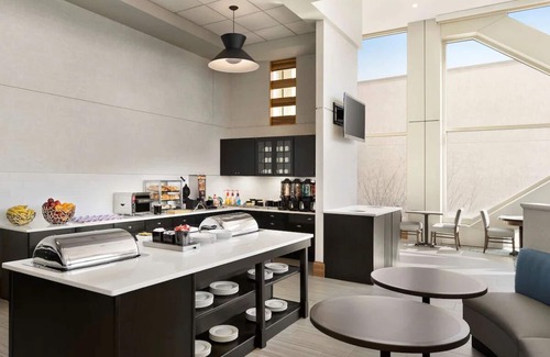 Spruce Hill Hotel | Family Friendly UPenn Proximity: Free Breakfast & Comfy Suites with Full Kitchen