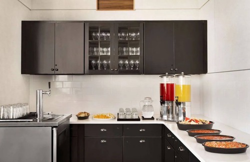 Spruce Hill Hotel | Family Friendly UPenn Proximity: Free Breakfast & Comfy Suites with Full Kitchen