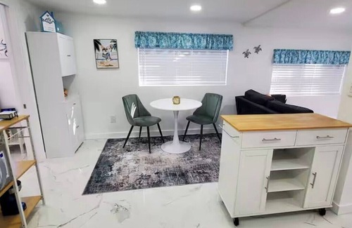 Central Park Cottage | Family-Friendly Paradise near the Beach & Downtown