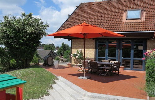 Neustadt in Holstein House | Family-friendly vacation home in Pelzerhaken with garden, spacious living area and