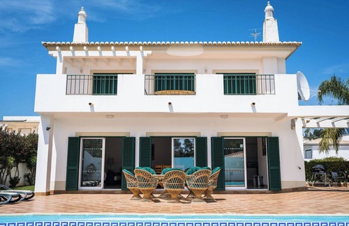 Albardeira Villa | Family Friendly Villa in secluded gardens close walk to the beach, marina & town