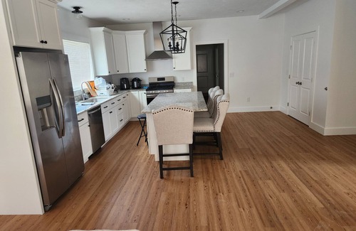 Leicester House | Family & Friends Vacation House