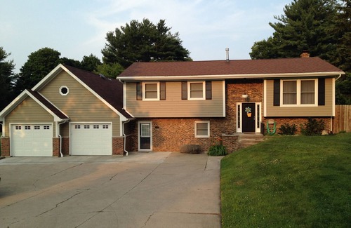 Mishawaka House | Family Fun, Clean Home with POOL. Perfect Notre Dame weekend destination!