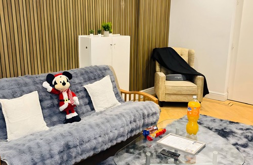 Staines Apartment | Family Fun Stay – Secure Parking Near Thorpe Park