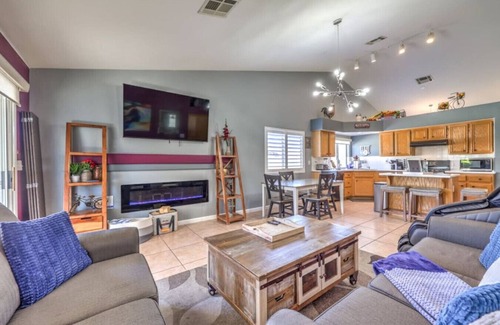 River Mountain Apartment | Family Fun! Jacuzzi, Arcade, Ebikes, King Bed