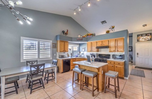 River Mountain Apartment | Family Fun! Jacuzzi, Arcade, Ebikes, King Bed