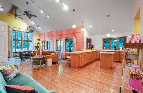 South Bloomingville Cabin | Family Fun Cabin on 58 acres | Pickleball, Hot Tub