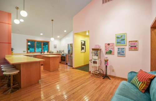 South Bloomingville Cabin | Family Fun Cabin on 58 acres | Pickleball, Hot Tub