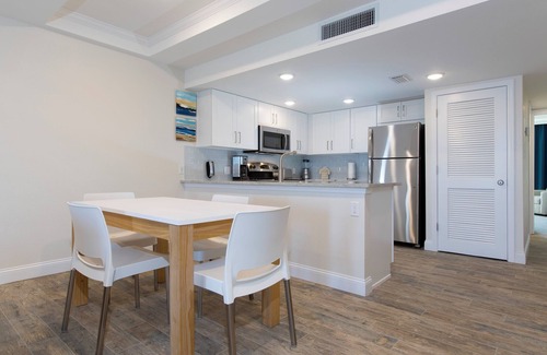 Indian Shores Hotel | Family Getaway! 2 Awesome Units, Pool, Fishing, Bbq Facilities