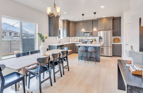 Vineyard House | Family Getaway near BYU, UVU, & Skiing with HUGE backyard