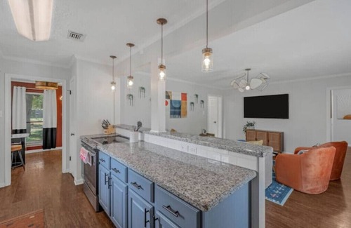 Southwood Valley House | Family Getaway Near Santa’s Wonderland & A&M w/Firepit, Arcade & King Beds