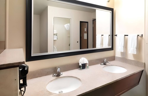 Rio Grande Hotel | Family Getaway Near City Center w/Pool, Sauna + Breakfast l 2 Spacious Rooms