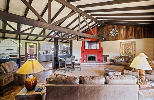 Baderville Cottage | family getaway with hot tub and game room on 2 acres