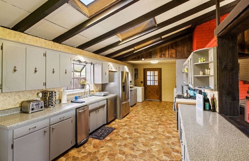 Baderville Cottage | family getaway with hot tub and game room on 2 acres