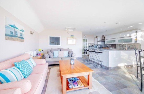 Pevensey House | Family Haven by the Waves Direct Beach Access