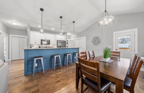 Black Mountain House | Family Hearth & Paws Bungalow, fenced yard, EV