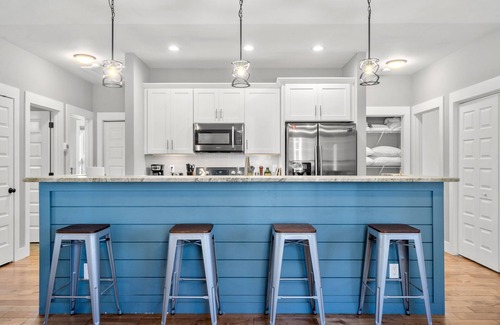 Black Mountain House | Family Hearth & Paws Bungalow, fenced yard, EV