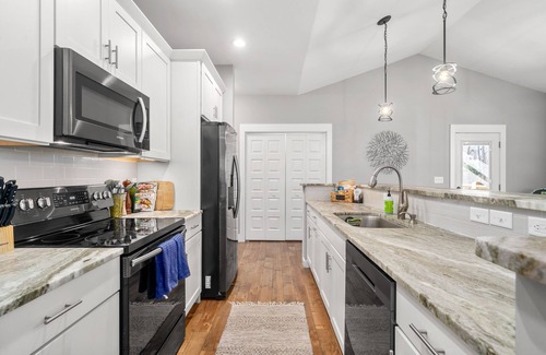 Black Mountain House | Family Hearth & Paws Bungalow, fenced yard, EV