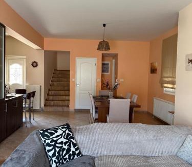 Aigio House | Family home