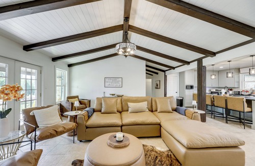 La Grange House | Family Home w/Covered Patio & Grill in La Grange