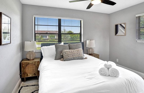 Sandalfoot Cove House | Family Home with Pool & BBQ in Pompano