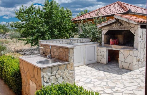 Gornje Planjane House | FAMILY HOUSE WITH POOL NEAR ŠIBENIK