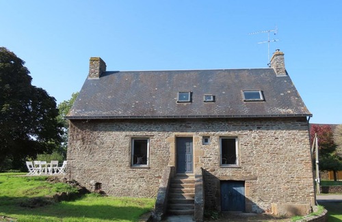 Boucey Cottage | Family house with fireplace and large garden in Pontorson