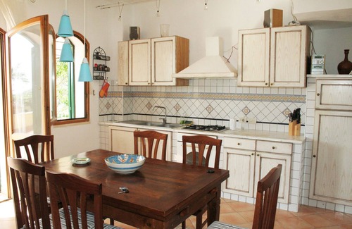 Alani Apartment | Family-friendly apartment in former winery with sea views