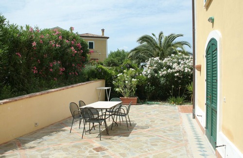 Alani Apartment | Family-friendly apartment in former winery with sea views
