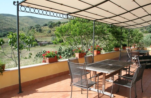 Alani Apartment | Family-friendly apartment in former winery with sea views