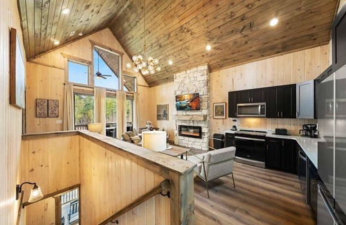 Sevierville Cabin | Family Lake Getaway/Hot tub/Lake Access