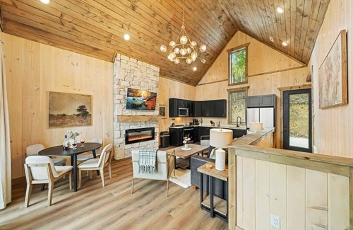 Sevierville Cabin | Family Lake Getaway/Hot tub/Lake Access