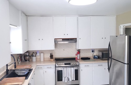 Saanich House | Family Lakehouse on Elk Lake, 2 acre private estate, Sleeps 10, BBQ, Pets OK !