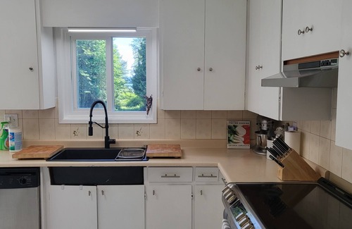 Saanich House | Family Lakehouse on Elk Lake, 2 acre private estate, Sleeps 10, BBQ, Pets OK !