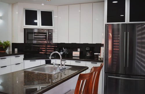 McAllen House | Family Luxury Home With Pool in Mcallen Near by Hospitals and Stores