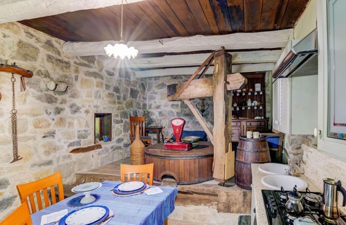 Roccafluvione Cottage | Family Mill Stay with BBQ
