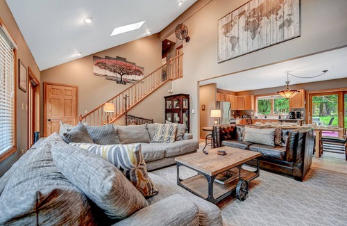 Albrightsville Ski Chalet | Family & Pet Retreat-2 Amazing Game Rooms-FencedYd-Pool-Beach-JimThorpe-Speedway