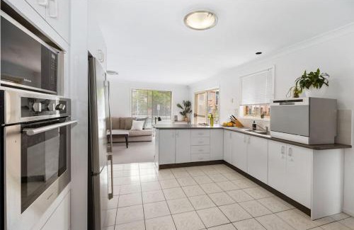 Killarney Vale House | Family Relaxation close to Lake and Beaches