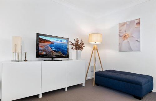 Killarney Vale House | Family Relaxation close to Lake and Beaches