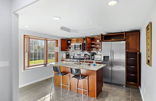 Joliet House | Family reunion? Huge House w/6 Bedrooms 3 full baths Washer&Dyer Big Yard WiFi