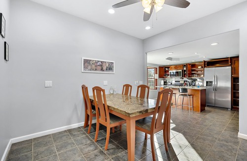 Joliet House | Family reunion? Huge House w/6 Bedrooms 3 full baths Washer&Dyer Big Yard WiFi