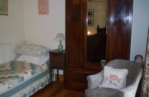 Lisnagunogue Bed & Breakfast | Family room-Ensuite with Bath-Garden view-1