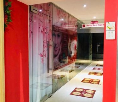 Ladang Padang Cicar House | Family Room with shared Bathroom